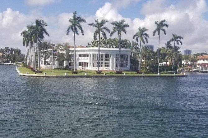 Water Taxi All Day hop-on hop-off Venice of America Boat Tour - Bahia Mar and Swimming Hall of Fame reach the beach
